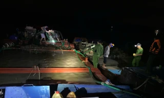 Công an tuần tra đêm, bắt quả tang 'cát tặc' trên sông Tiền