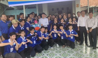 Bí thư Tỉnh ủy Đồng Tháp thăm thanh niên tình nguyện hè