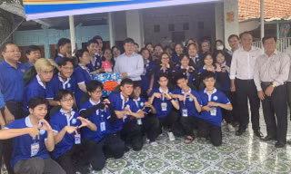 Bí thư Tỉnh ủy Đồng Tháp thăm thanh niên tình nguyện hè