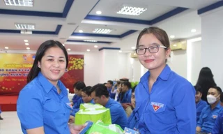 Tặng quà cán bộ đoàn