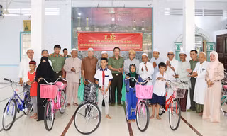  Công an tỉnh An Giang tặng 24 xe đạp cho học sinh dân tộc Chăm