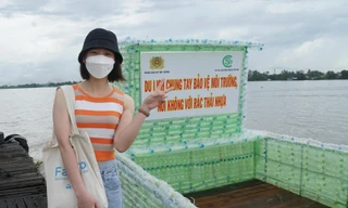Độc đáo chiếc thuyền làm từ 2.500 chai nhựa giữa sông Hậu