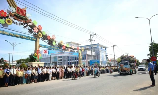 Hàng nghìn người tiễn biệt Giáo sư Võ Tòng Xuân về nơi an nghỉ cuối cùng