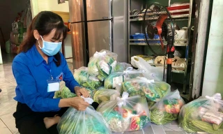 Cô gái nhỏ nhắn năng nổ với các hoạt động phòng chống dịch, giúp đỡ bà con khó khăn