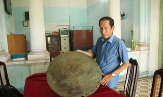 Cào lưới trên sông Hậu, ngư dân phát hiện mặt trống đồng gần 2.300 năm tuổi