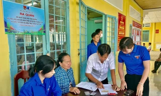 ‘Đi từng ngõ, gõ từng nhà’ hỗ trợ người dân vùng biên