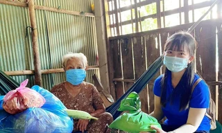 Bà con rưng rưng xúc động khi được trao tận tay nhu yếu phẩm mùa dịch