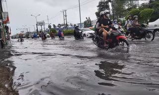 Nhiều tuyến đường chìm trong nước