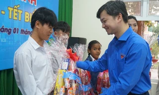 Ấm áp Tết sẻ chia với người dân vùng biên Đồng Tháp