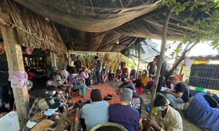 Bắt quả tang hàng chục con bạc lắc tài xỉu trong chòi lá