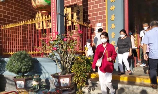 Người dân Cần Thơ lễ chùa cầu bình an ngày đầu năm mới