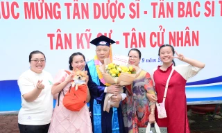 Cụ ông tốt nghiệp dược sĩ ở tuổi 60: 'Học để thỏa ước mơ'