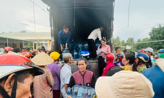 Hội Doanh nhân trẻ Việt Nam tặng nước giúp bà con vùng hạn mặn ĐBSCL