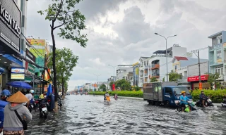 Mưa lớn kéo dài, nhiều tuyến đường nội đô Cần Thơ chìm trong nước