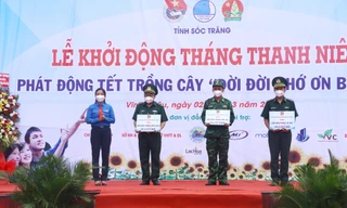 Trao lá cờ tổ quốc cho đồn biên phòng