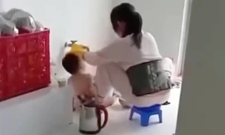 Xác minh clip nhân viên trường mầm non nhồi thức ăn cho trẻ 