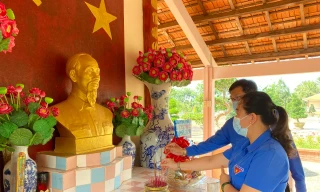 Tuổi trẻ Sóc Trăng dâng hương tưởng nhớ Bác
