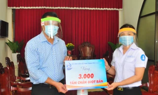 Sinh viên Cần Thơ 'tiếp sức' 3.000 tấm chắn giọt bắn để phòng dịch COVID -19