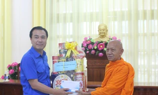 Anh Nguyễn Hải Minh tặng quà