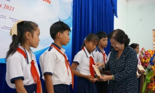 Hàng trăm suất học bổng đến với học sinh miền Tây