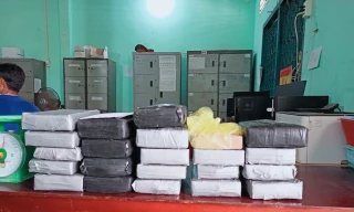 Bến Tre, Tiền Giang phát hiện trên 100 gói nghi ma túy trôi trên biển