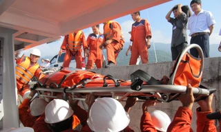 Đưa ngư dân bị tai biến ở Hoàng Sa về bờ an toàn