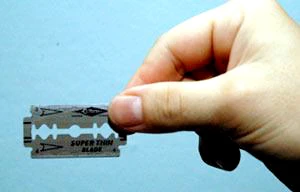 Rạch nát mặt bạn vì ghen