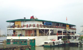 Tàu du lịch nhà hàng Bến Nghé trong đợt kiểm tra vừa qua chủ tàu nhận hàng loạt khuyến cáo về công tác đảm bảo an toàn	Ảnh: LT