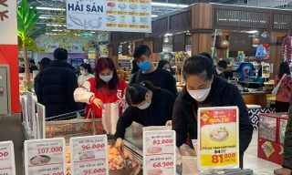 Hàng hóa rầm rộ giảm giá trước Tết