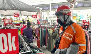 Quần áo ấm đại hạ giá hút khách từ vỉa hè đến cửa hàng lớn ở Hà Nội