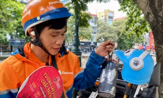Khoác áo 'điều hòa', xách bình đá lạnh mưu sinh dưới nắng nóng bỏng rát