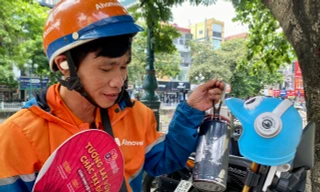 Khoác áo 'điều hòa', xách bình đá lạnh mưu sinh dưới nắng nóng bỏng rát