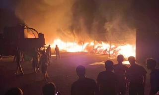 Cháy dữ dội tại xưởng quế ở Yên Bái, hàng chục cảnh sát dập lửa