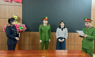 Cựu nhân viên ngân hàng vay tiền tỷ cho khách rồi cầm luôn