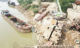 Trục vớt những con tàu chìm, vô chủ dưới chân cầu tại Yên Bái