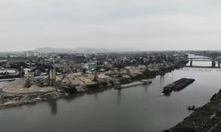 Ai chịu trách nhiệm gần 40 cảng lậu kiêm trạm trộn bê tông ken đặc bờ sông Cầu?