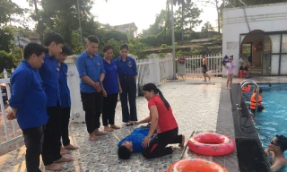 Cán bộ Đoàn dạy bơi, dạy hát cho trẻ dịp hè