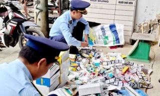 Cơ quan chức năng kiểm tra các sạp thuốc ở chợ phiên, chủ sạp bỗng dưng ‘biến mất’