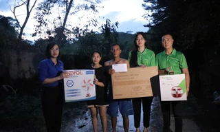 Á hậu Ngô Thanh Thanh Tú đại diện Kangaroo trao thiết bị gia dụng đến đồng bào bị ảnh hưởng bởi bão lũ tại Yên Bái