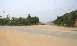 Đường đầy đất cát ở thành phố Yên Bái có chỗ dọn, chỗ không