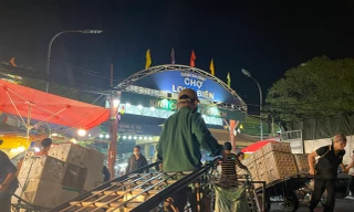 Áo cộc, chân trần 'kiếm Tết' trong đêm ở chợ hoa quả lớn nhất Hà Nội 