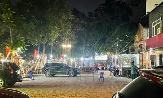 Hà Nội: Tổ hợp quán bia ngang nhiên chặn đường quanh hồ, vì sao không xử lý?