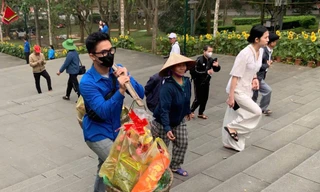 Thanh niên tình nguyện hỗ trợ du khách về dâng hương các Vua Hùng