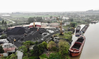 Đã rõ sai phạm, vì sao các bến không phép quy mô lớn bên sông Cầu vẫn hoạt động? 