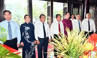 Thượng tướng Trịnh Văn Quyết dâng hương tại Đền thờ Chủ tịch Hồ Chí Minh