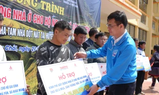 Tỉnh Đoàn Yên Bái cùng các nhà tài trợ xóa 10 nhà tạm cho các hộ khó khăn