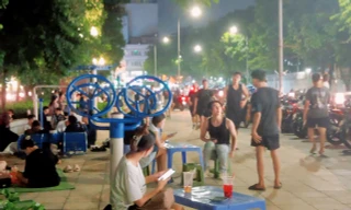 Cảnh trải chiếu, kê bàn nhếch nhác quanh hồ ở trung tâm Hà Nội