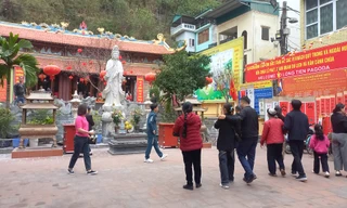 Hình ảnh người Hạ Long thư thái đi chùa, xin chữ ngày cuối nghỉ Tết