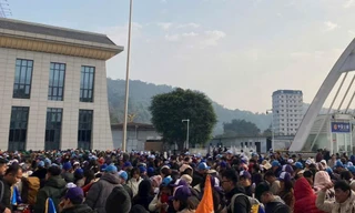 Cửa khẩu Lào Cai đông nghịt du khách sang Trung Quốc 