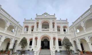 Diện mạo dinh thự 'vua Mèo' trên đỉnh cao nguyên trắng sau trùng tu